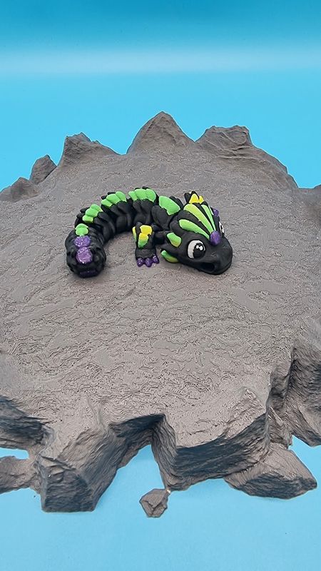 💎 Baby Edelstein-Drache – Flexibler Glanzträger im Mini-Format