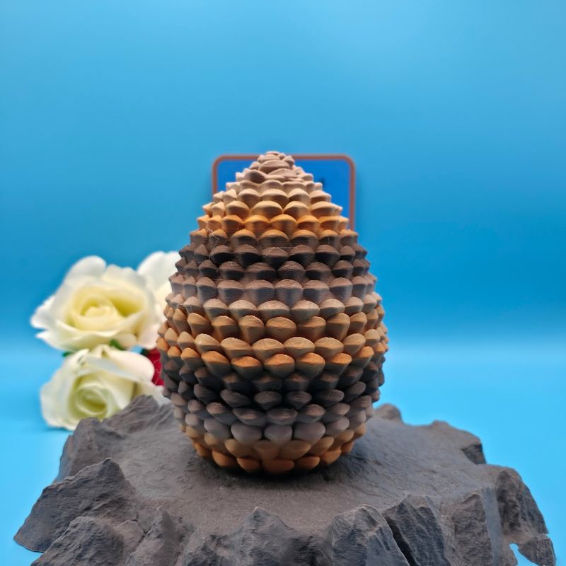 🌲 Tannenzapfen-Drachen-Ei – Waldzauber zum Aufstellen oder Sammeln