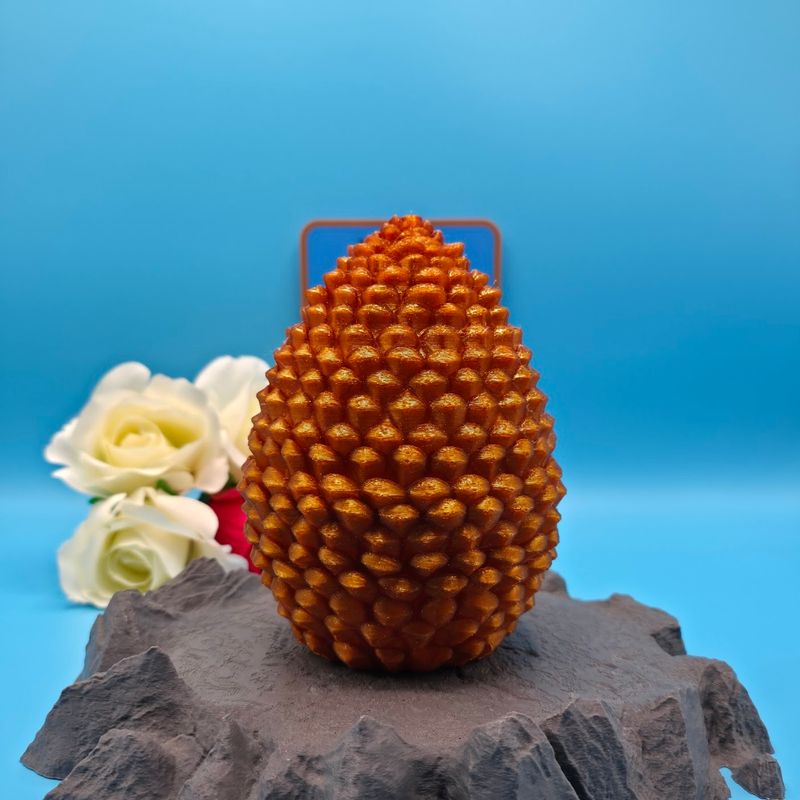 🌲 Tannenzapfen-Drachen-Ei – Waldzauber zum Aufstellen oder Sammeln