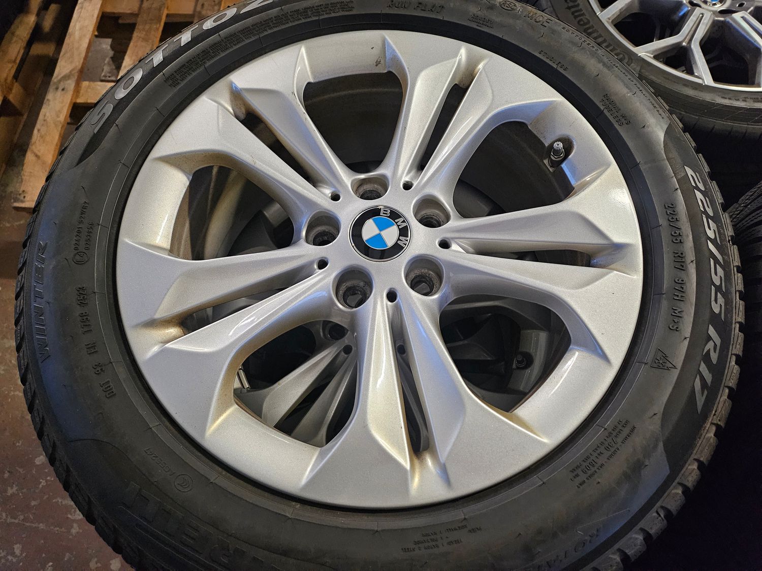 Original BMW Sommerkompletträder Sommerreifen Alufelgen  für X1 F48 und X2 F39 17 Zoll V Speiche 564