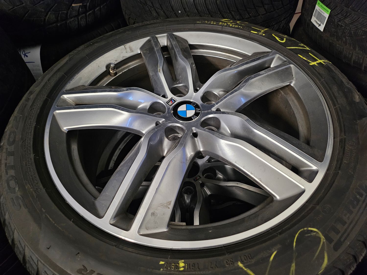 BMW X1 F48 X2 18 Zoll Winterreifen – Original BMW Alufelgen mit Reifen kaufen in Österreich. Hochwertige BMW Qualität für maximale Performance und Sicherheit. Jetzt BMW Kompletträder auf www.tyre1.at entdecken.