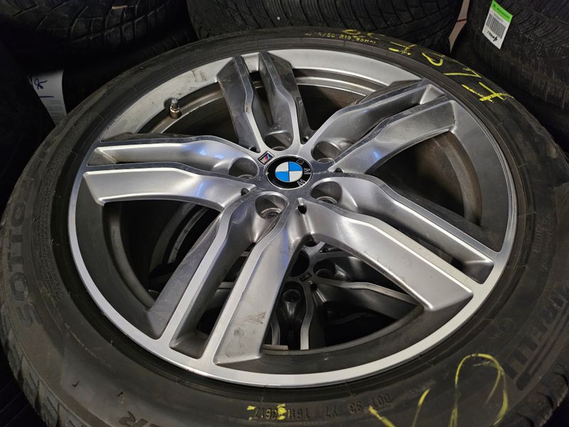 BMW X1 F48 X2 18 Zoll Winterreifen – Original BMW Alufelgen mit Reifen kaufen in Österreich. Hochwertige BMW Qualität für maximale Performance und Sicherheit. Jetzt BMW Kompletträder auf www.tyre1.at entdecken.