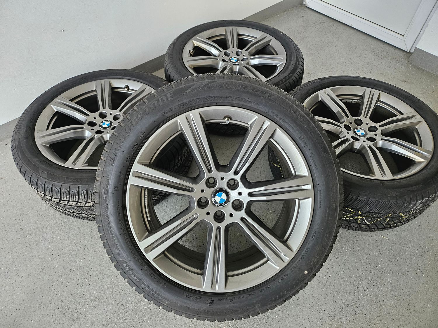 Original BMW Winterkompletträder Winterreifen Alufelgen für X5 G05 X6 G06 20 Zoll Sternspeiche 736 grau