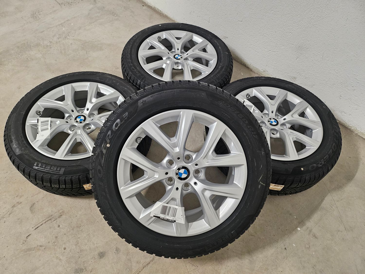 BMW X1 X2 Winter Kompletträder – Original BMW Alufelgen mit Reifen kaufen in Österreich. Hochwertige BMW Qualität für maximale Performance und Sicherheit. Jetzt BMW Kompletträder auf www.tyre1.at entdecken.