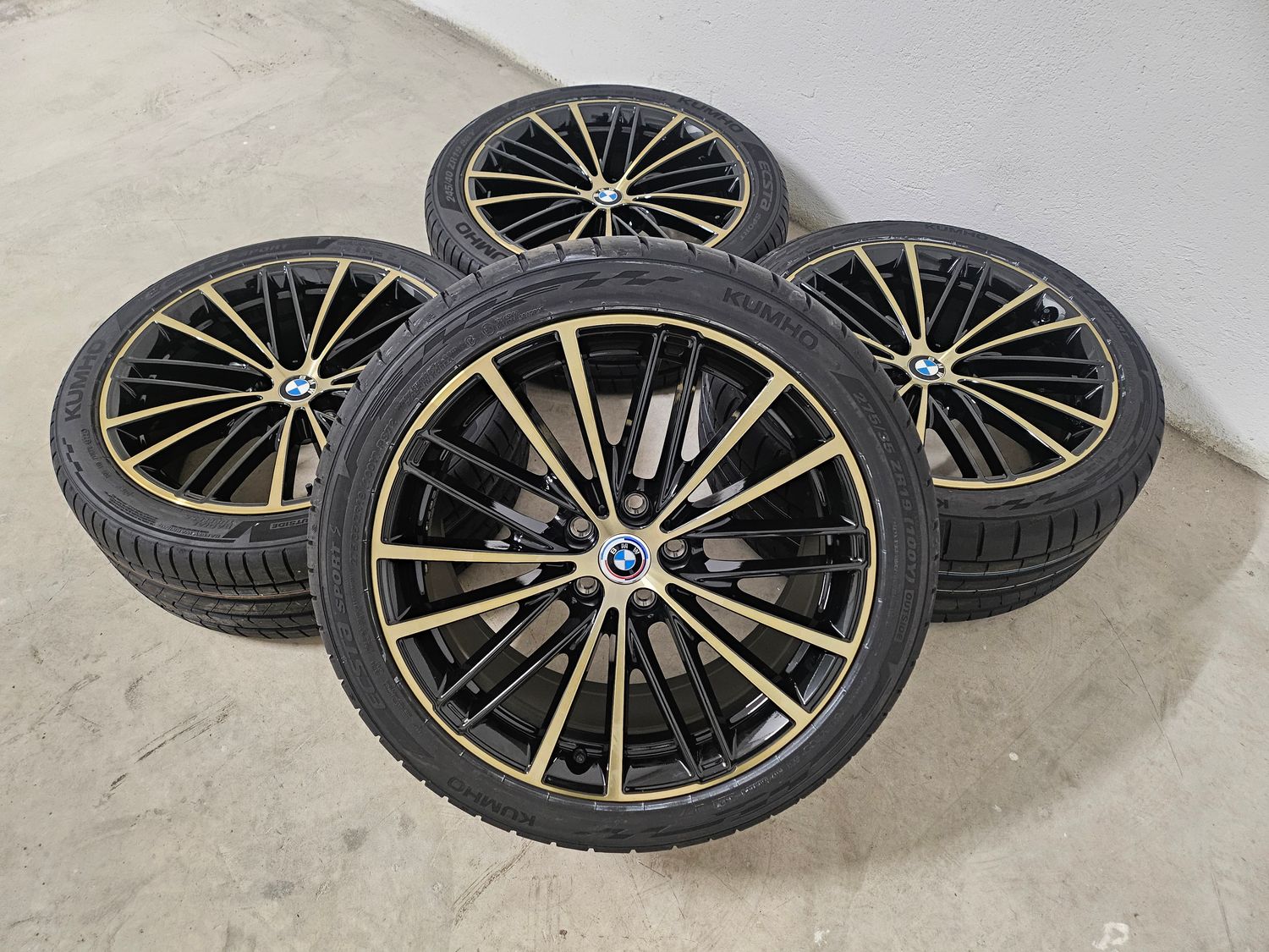BMW 5er Sommerreifen 19 Zoll nighgold – Original BMW Alufelgen mit Reifen kaufen in Österreich. Hochwertige BMW Qualität für maximale Performance und Sicherheit. Jetzt BMW Kompletträder auf www.tyre1.at entdecken.