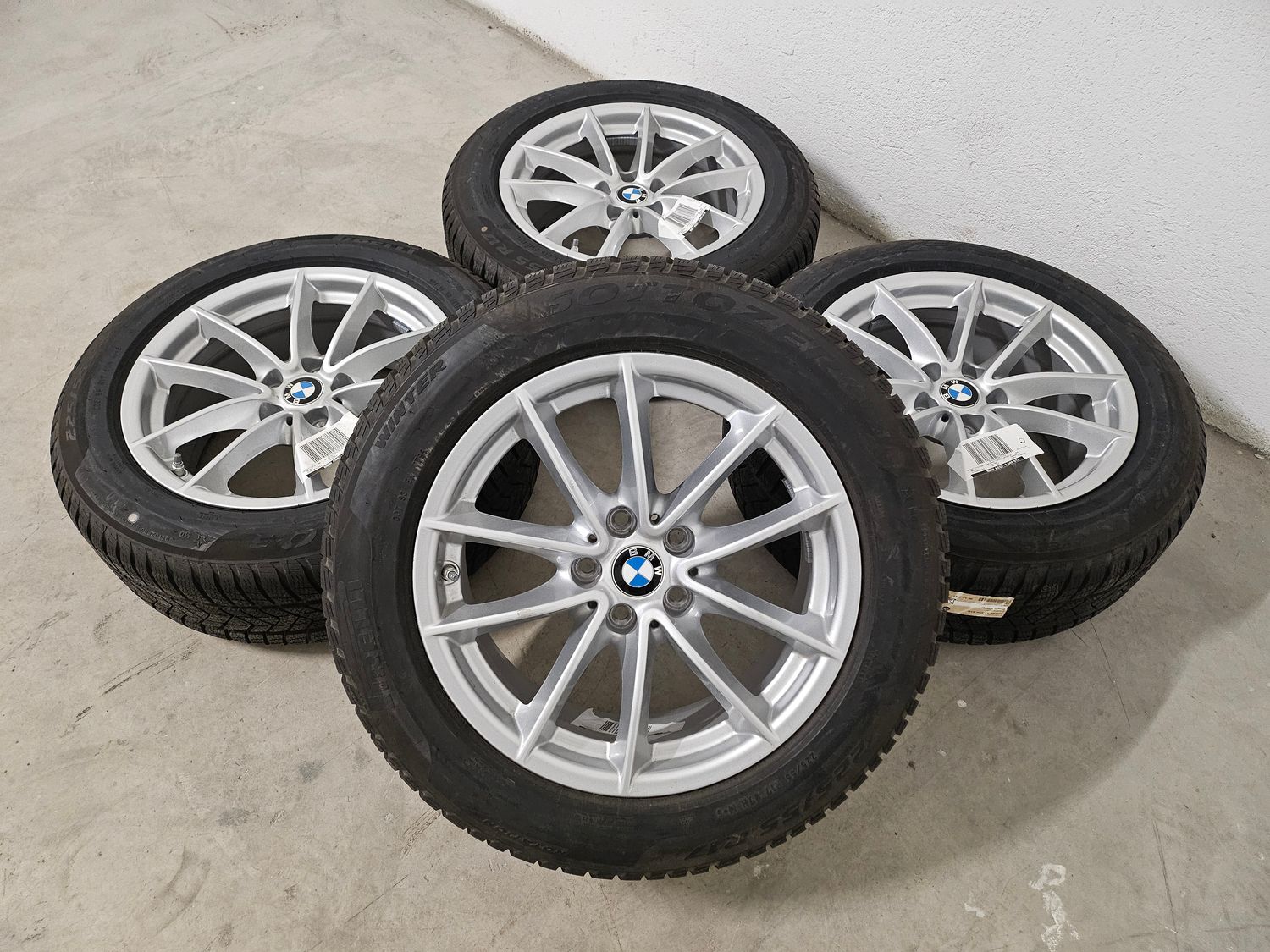 BMW 5er Winterreifen 17 Zoll – Original BMW Alufelgen mit Reifen kaufen in Österreich. Hochwertige BMW Qualität für maximale Performance und Sicherheit. Jetzt BMW Kompletträder auf www.tyre1.at entdecken.