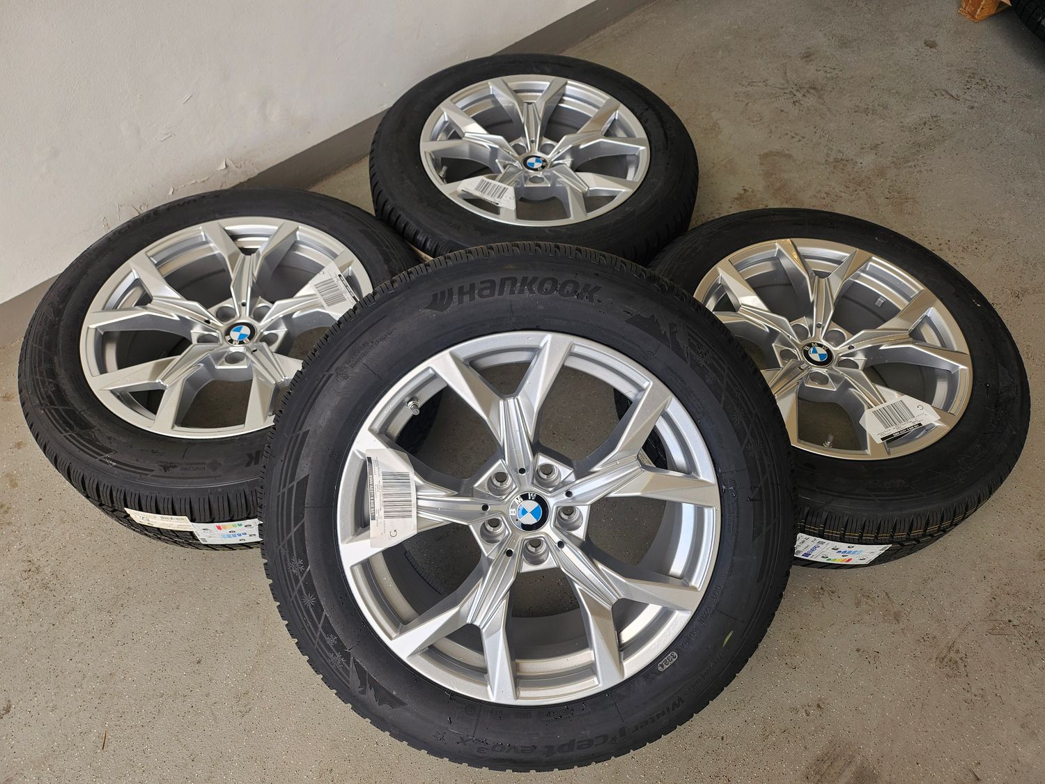 BMW X3 G45 Winterreifen 18 Zoll – Original BMW Alufelgen mit Reifen kaufen in Österreich. Hochwertige BMW Qualität für maximale Performance und Sicherheit. Jetzt BMW Kompletträder auf www.tyre1.at entdecken.