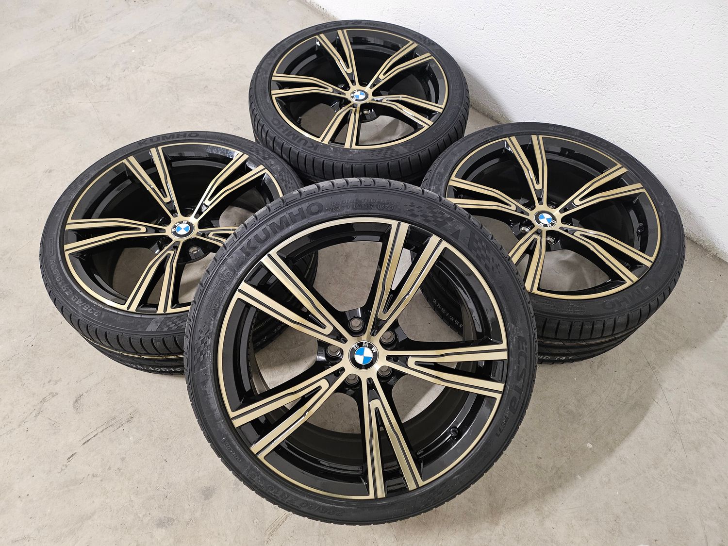 BMW 3er 4er Winterreifen 19 Zoll bicolor – Original BMW Alufelgen mit Reifen kaufen in Österreich. Hochwertige BMW Qualität für maximale Performance und Sicherheit. Jetzt BMW Kompletträder auf www.tyre1.at entdecken.