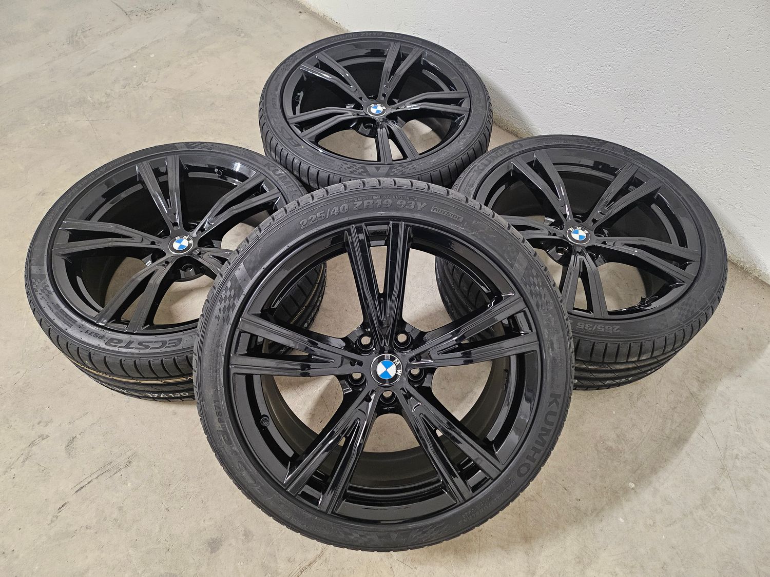 BMW 3er 4er 19 Zoll Kompletträder Sommer – Original BMW Alufelgen mit Reifen kaufen in Österreich. Hochwertige BMW Qualität für maximale Performance und Sicherheit. Jetzt BMW Kompletträder auf www.tyre1.at entdecken.