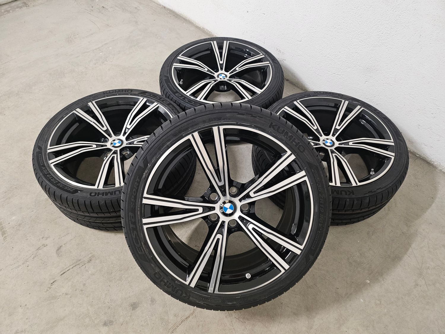 Original BMW Sommerkompletträder Sommerreifen Alufelgen für 2er G42 3er G20 G21 4er G22 G23 19 Zoll schwarz front poliert