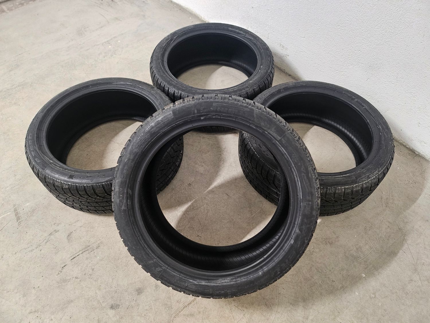 4 Stück Winterreifen 2 x 245/40 19 98V und 2 x 255/40 19 100V Pirelli P Zero Winter * passend für BMW i4 und 4er G26