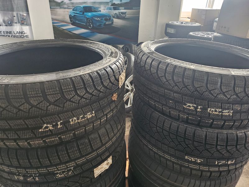 4 Stück Winterreifen 2 x 245/40 19 98V und 2 x 275/35 19 100V Pirelli P Zero Winter * Runflat passend für BMW 5er Modelle