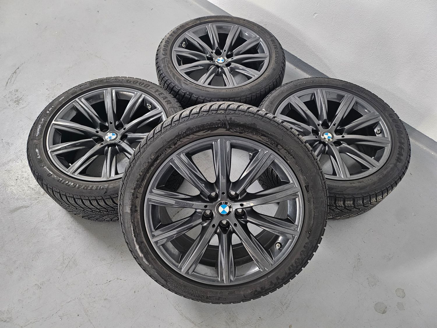 Original BMW Winterkompletträder Winterreifen Alufelgen für 5er G30 G31 18 Zoll V Speiche 684 grau Metallic
