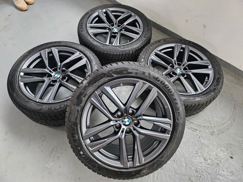 BMW Winterkompletträder für i4 Elektro und 4er G26 Gran Coupe 18 Zoll Doppelspeiche 853 gunmetal grey