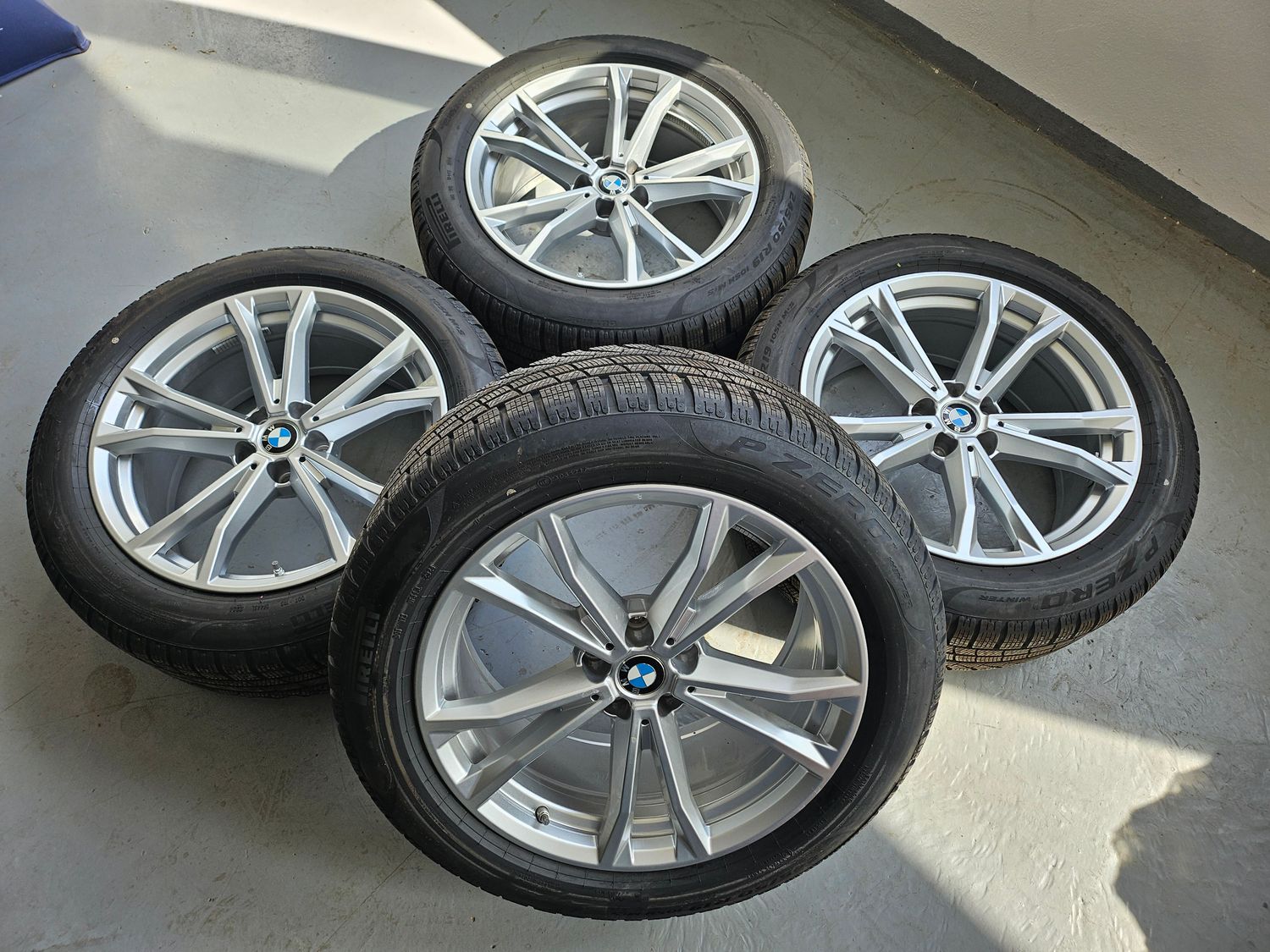 Original BMW Winterkompletträder Winterreifen Alufelgen für X3 G45 und 7er G70 i7 G70 19 Zoll Doppelspeiche 903