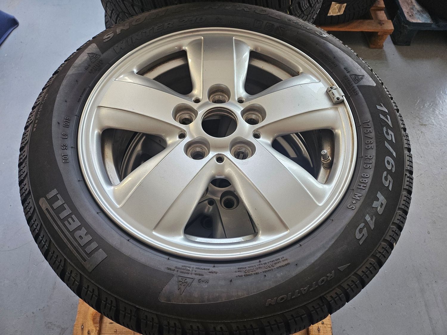 Original MINI F55 F56 F57 15 Zoll Winterkompletträder Winterreifen Alufelgen Heli Spoke 492