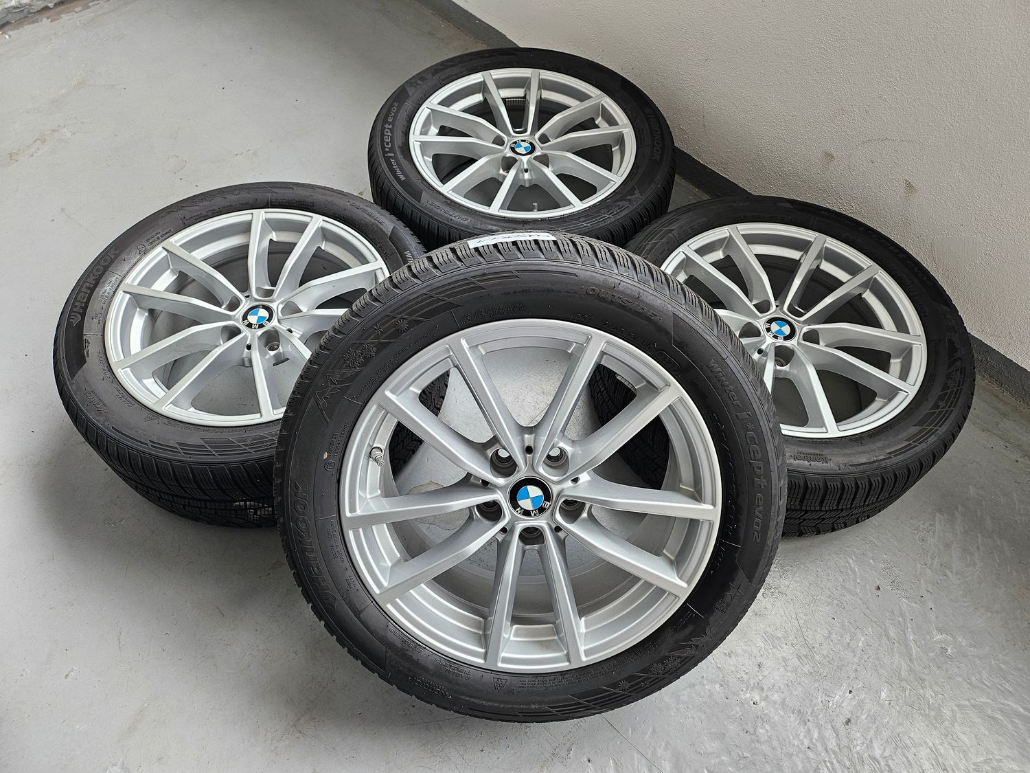Original BMW Winterkompletträder Winterreifen Alufelgen für 3er G20 G21 4er G22 G23 17 Zoll V Speiche 778 silber