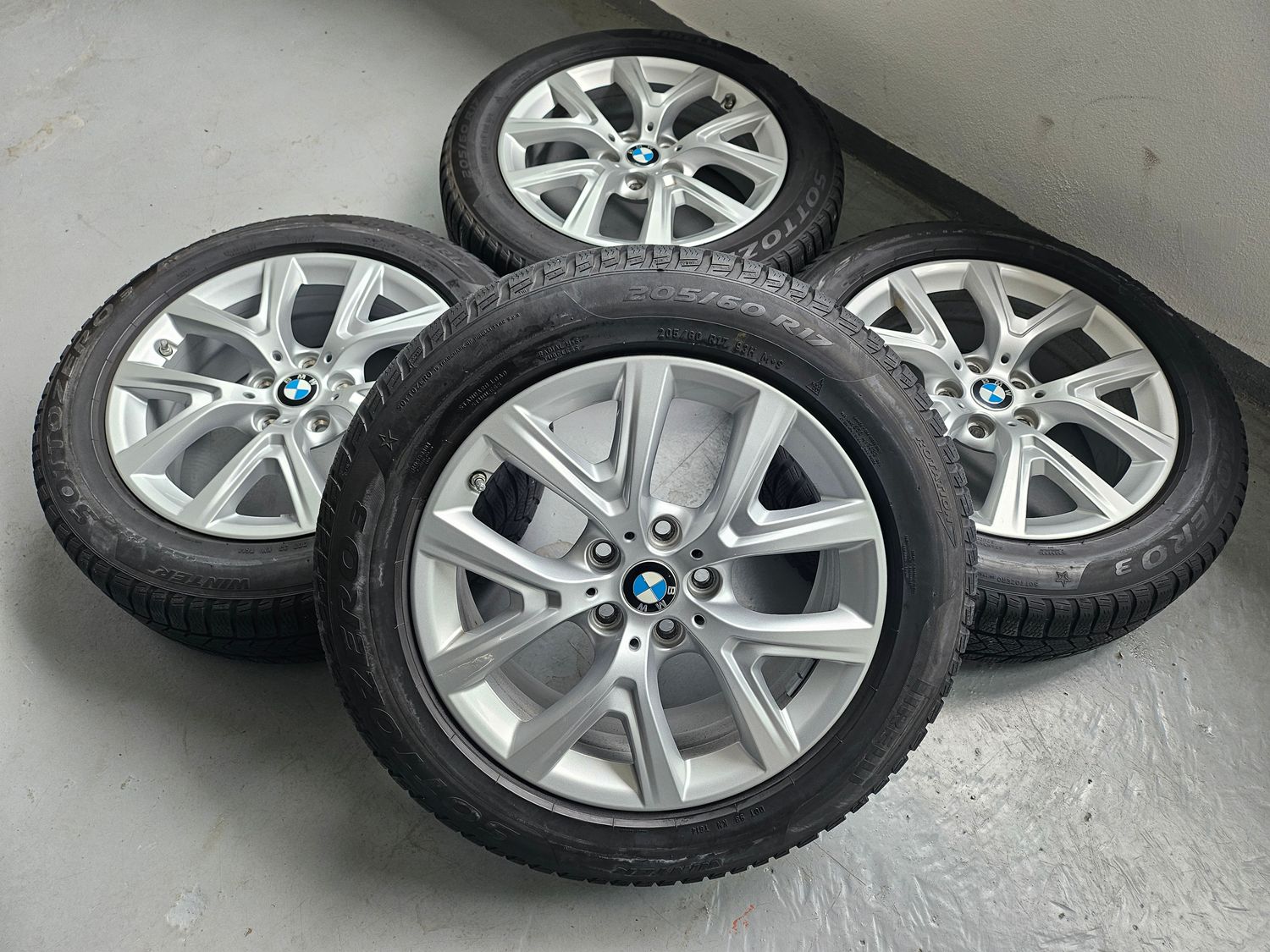 Original BMW Winterkompletträder Winterreifen Alufelgen für X1 F48 und X2 F39 17 Zoll V Speiche 574