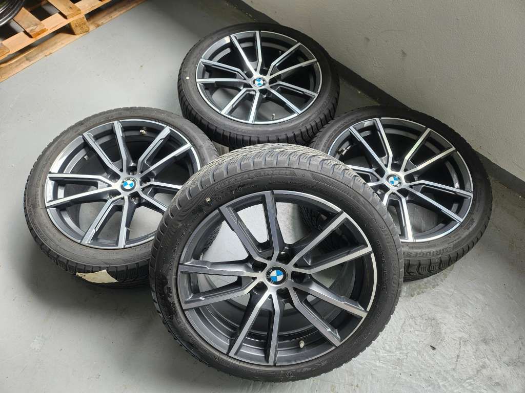 Original BMW Sommerkompletträder, Sommerreifen, Alufelgen, für 2er G42 3er G20 G21 4er G22 G23 18 Zoll V Speiche 780
