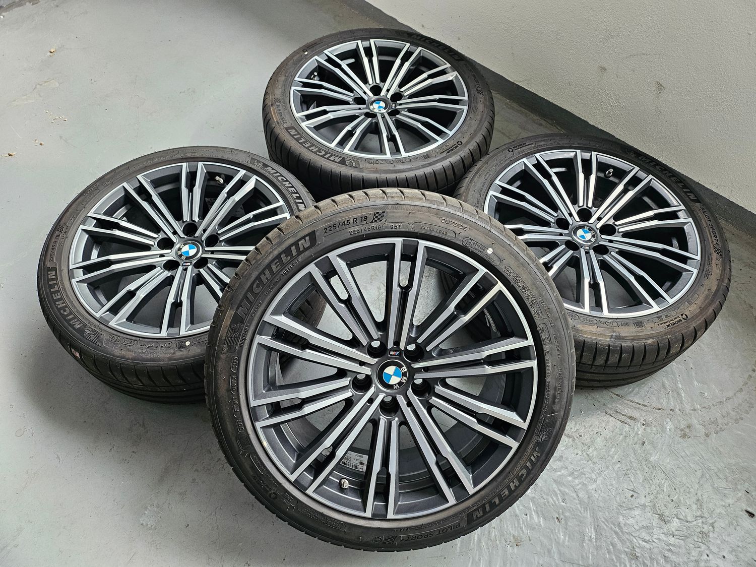 BMW Sommerkompletträder Sommerreifen Alufelgen für 3er G20 G21 4er G22 G23 18 Zoll M Doppelspeiche 790