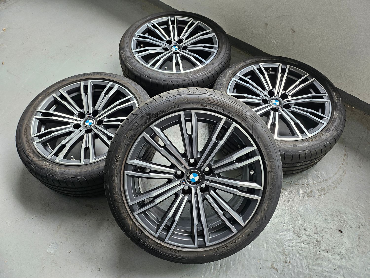 BMW Sommerkompletträder Sommerreifen Alufelgen für 3er G20 G21 4er G22 G23 18 Zoll M Doppelspeiche 790