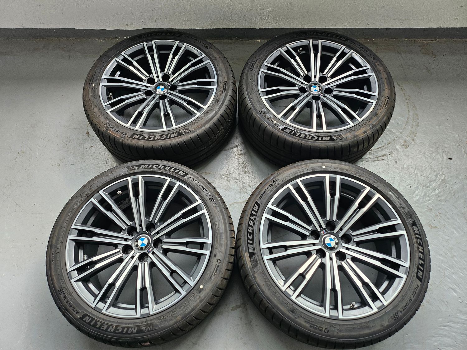 BMW Sommerkompletträder Sommerreifen Alufelgen für 3er G20 G21 4er G22 G23 18 Zoll M Doppelspeiche 790