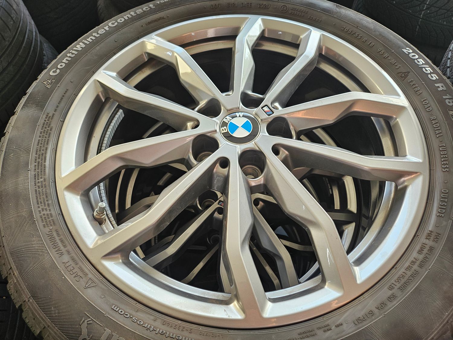 Original BMW Winterkompletträder Winterreifen Alufelgen für X1 F48 und X2 F39 18 Zoll M Y-Speiche 711 ferricgrey mit M Sportbremse