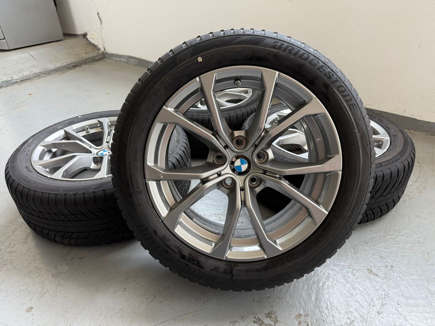 Original BMW Winterkompletträder Winterreifen Alufelgen für 3er G20 G21 4er G22 G23 17 Zoll V Speiche 776 grau