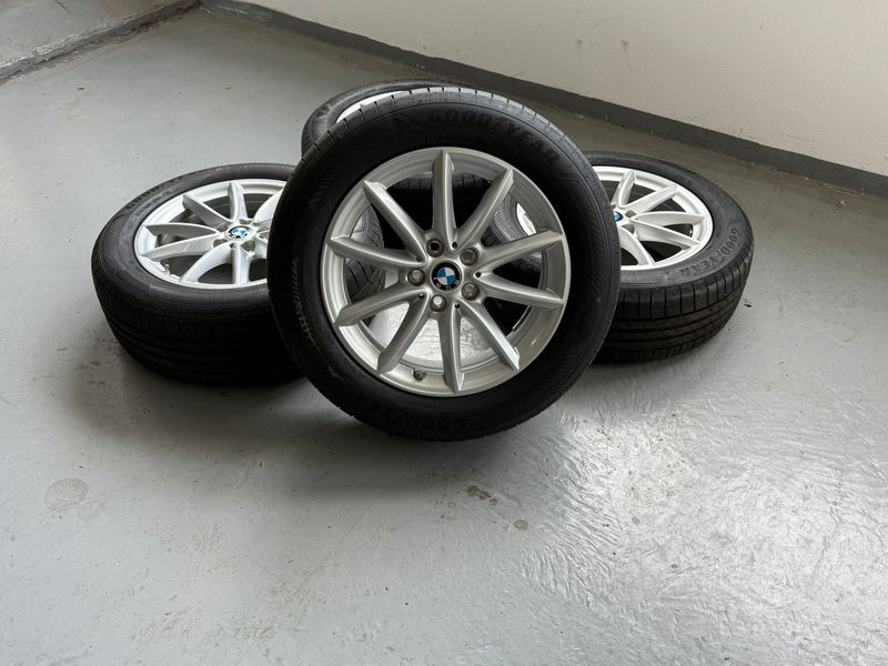 Original BMW Sommerkompletträder Sommerreifen Alufelgen für X1 F48 und X2 F39 17 Zoll V Speiche 560