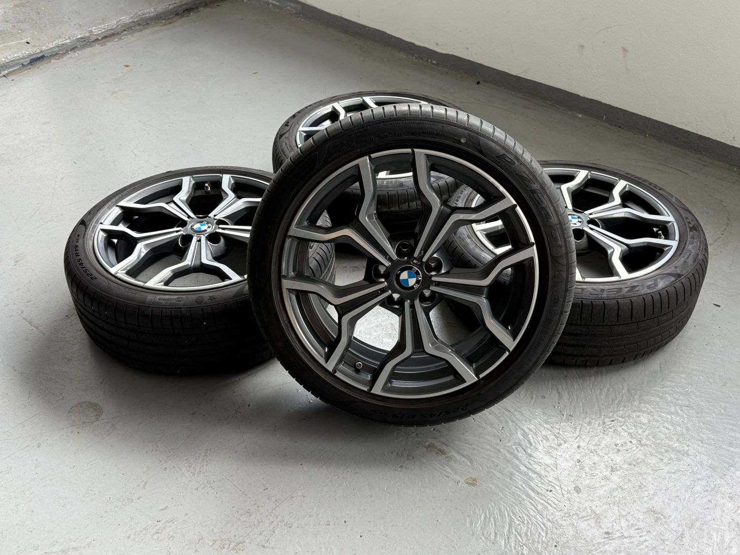 Original BMW Sommerkompletträder Sommerreifen Alufelgen für X1 F48 und X2 F39 19 Zoll M Y Speiche 722 bicolor