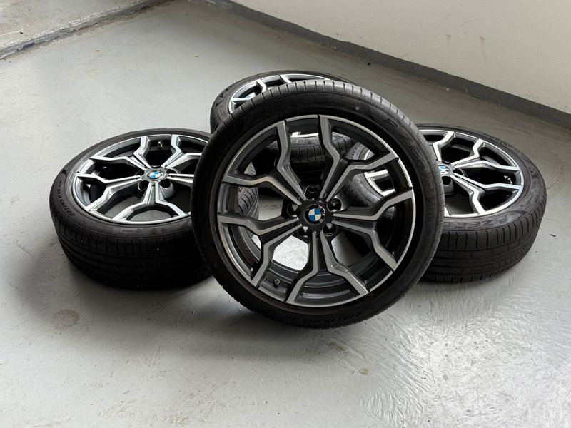 Original BMW Sommerkompletträder Sommerreifen Alufelgen für X1 F48 und X2 F39 19 Zoll M Y Speiche 722 bicolor