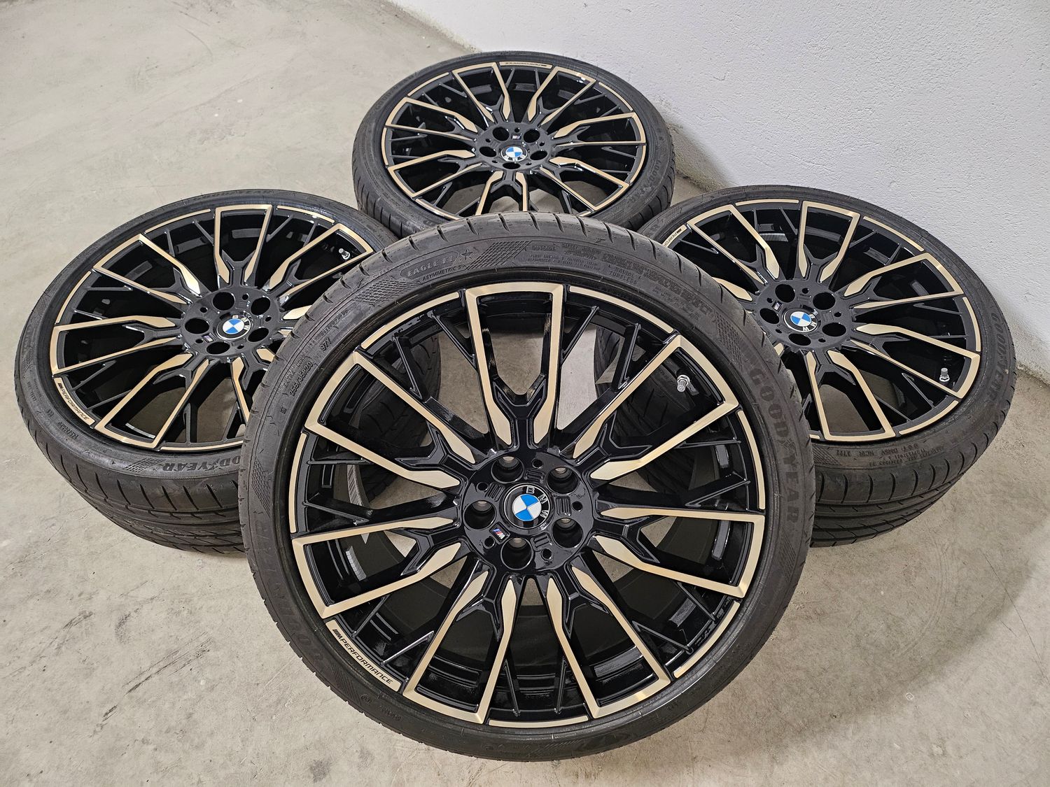Original BMW Sommerkompletträder Sommerreifen Alufelgen M Performance 868 nightgold für 4er G26 i4 Elektro 20 Zoll fabrikneu