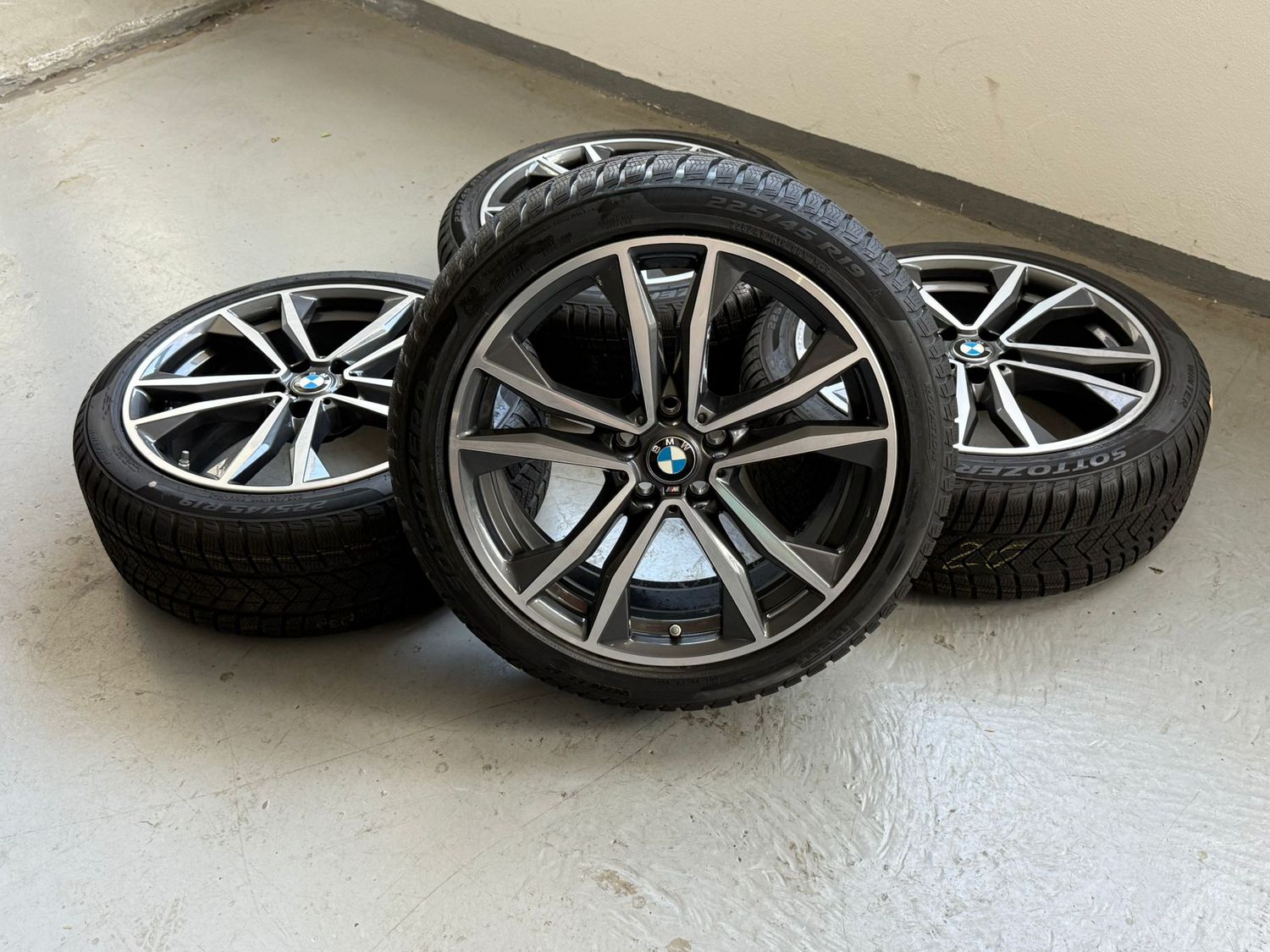 Original BMW Winterkompletträder Winterreifen Alufelgen für X1 F48 und X2 F39 19 Zoll M Doppelspeiche 715 bicolor