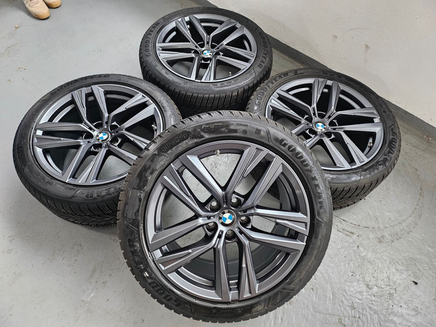 BMW Winterkompletträder für i4 Elektro und 4er G26 Gran Coupe 18 Zoll Doppelspeiche 853 gunmetal grey