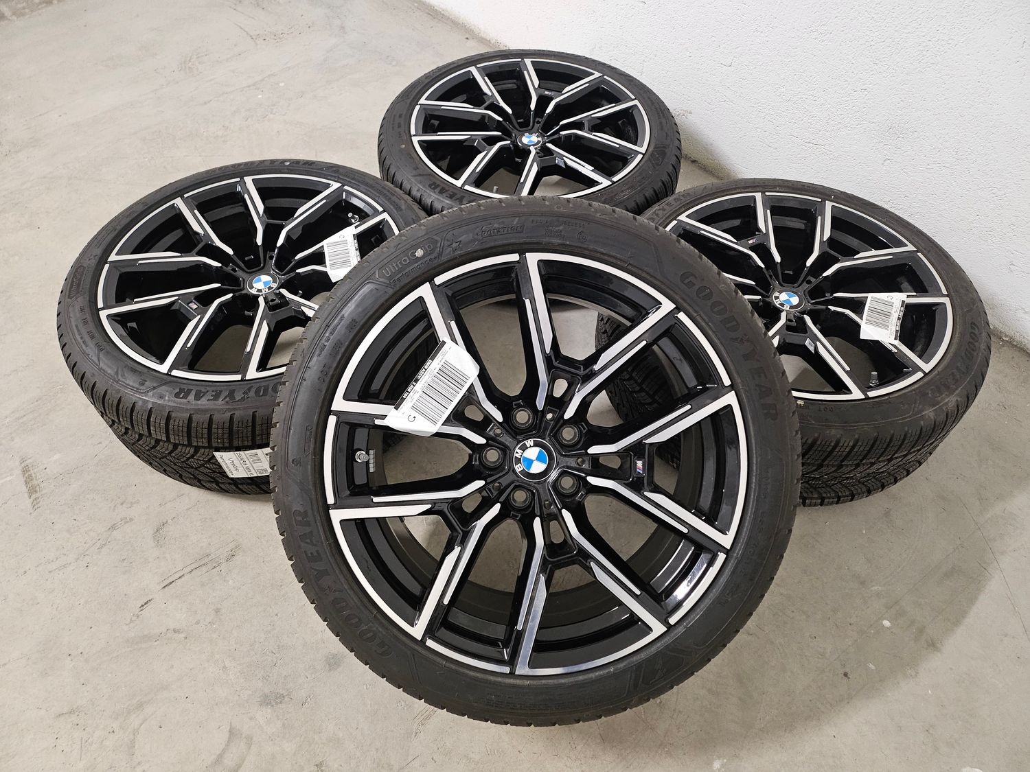 BMW 4er i4 Winterreifen 19 Zoll M 859 – Original BMW Alufelgen mit Reifen kaufen in Österreich. Hochwertige BMW Qualität für maximale Performance und Sicherheit. Jetzt BMW Kompletträder auf www.tyre1.at entdecken.