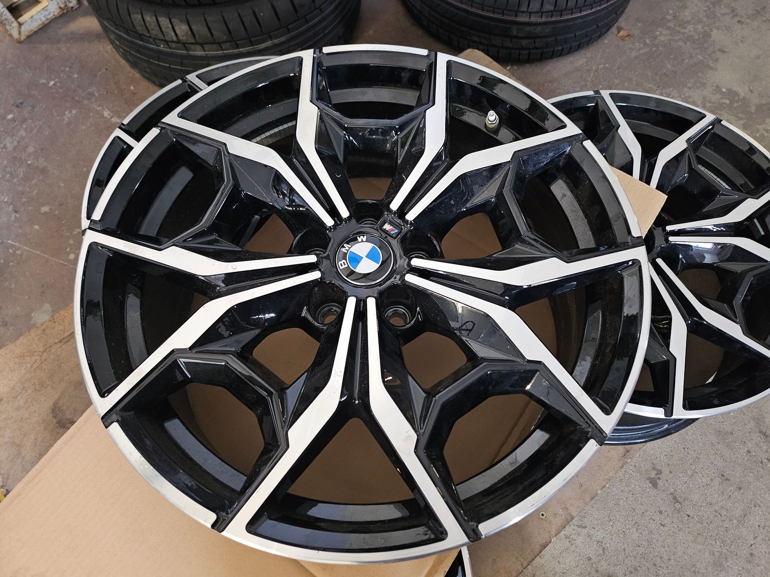 Original BMW Sommerkompletträder Sommerreifen Alufelgen M859 für 4er G26 i4 M50 19 Zoll schwarz front poliert