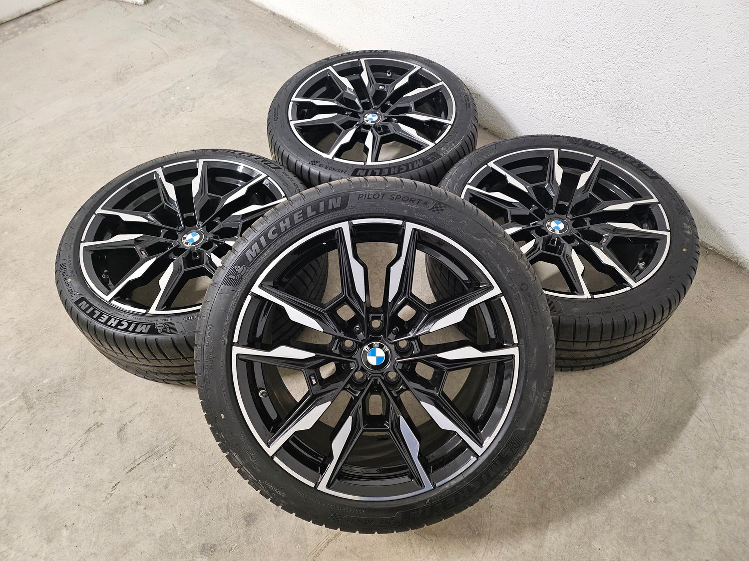 Original BMW Sommerkompletträder Sommerreifen Alufelgen M861 für 4er G26 i4 M50 19 Zoll schwarz front poliert