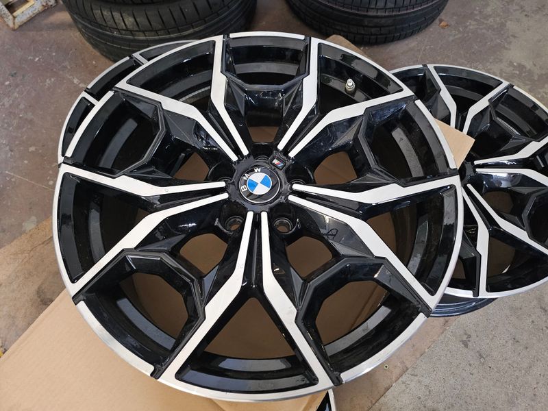 Original BMW Winterkompletträder Winterreifen Alufelgen M861 für 4er G26 i4 M50 19 Zoll schwarz front poliert fabrikneu