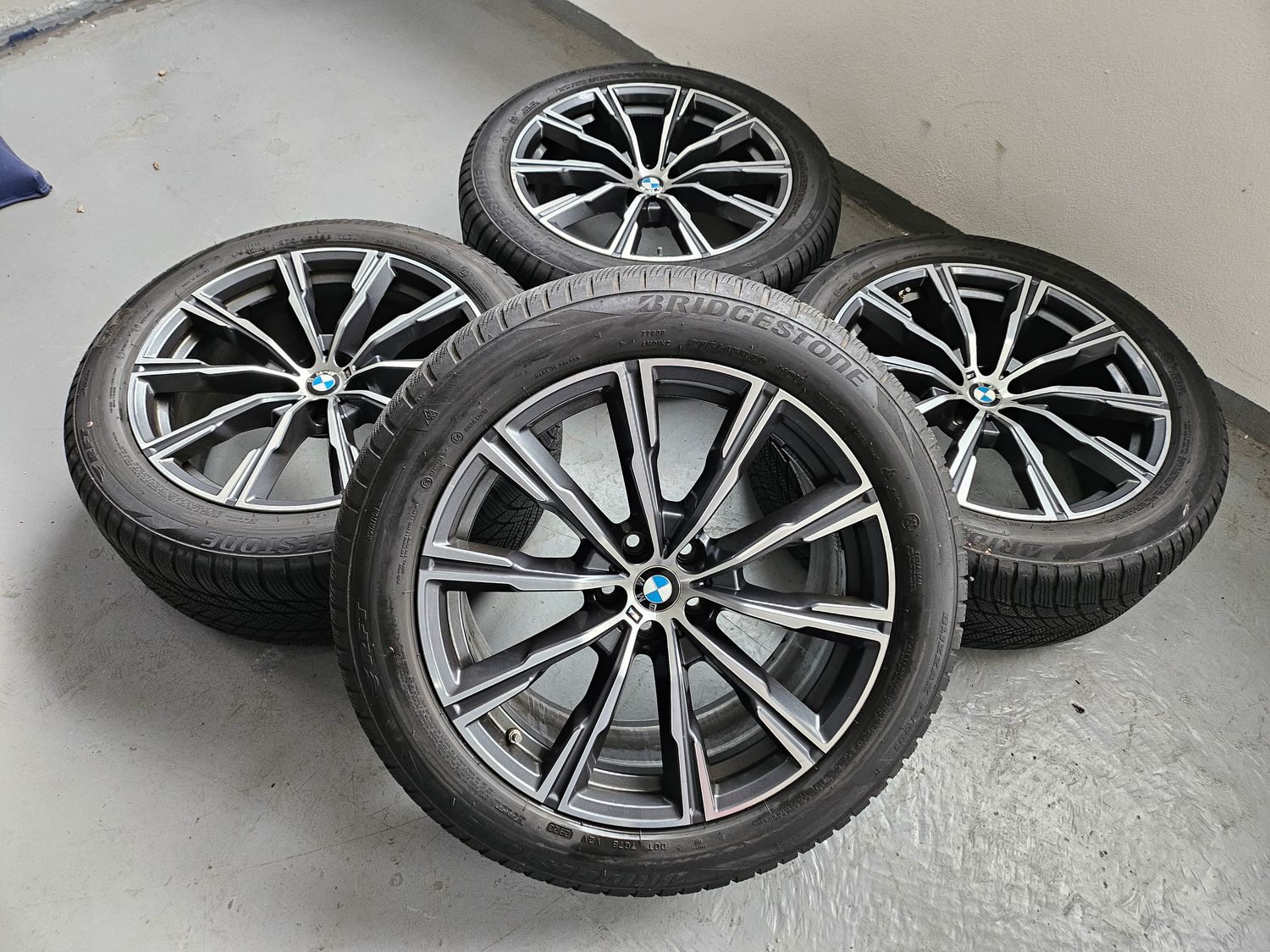 Original BMW Winterkompletträder Winterreifen fabrikneu Alufelgen für X5 G05 X6 G06 20 Zoll Sternspeiche M 740 bicolor gebraucht