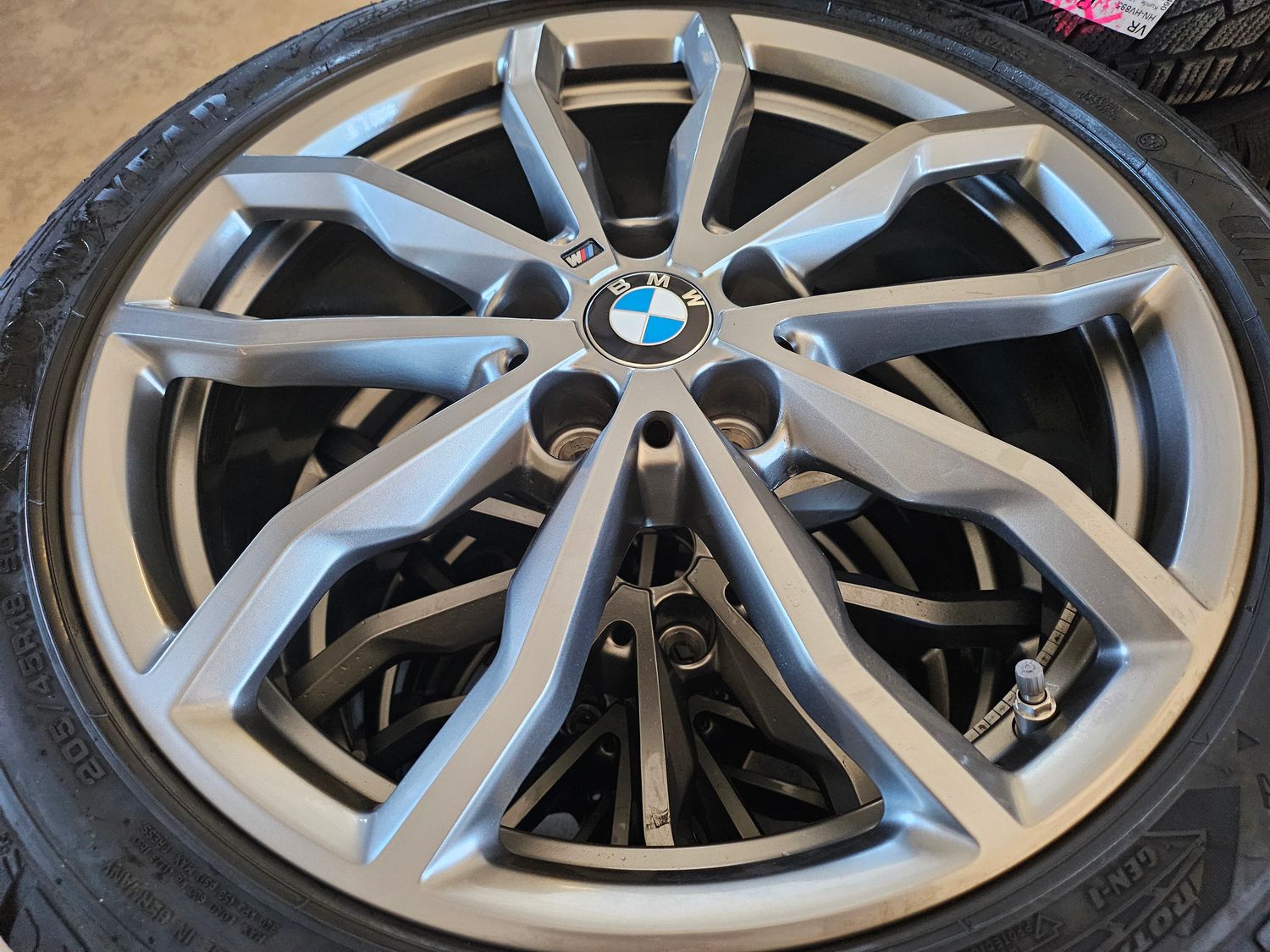 Original BMW Winterkompletträder Winterreifen Alufelgen für 1er F40 2er F44 18 Zoll M Y-Speiche 711 ferricgrey für M Sportbremse