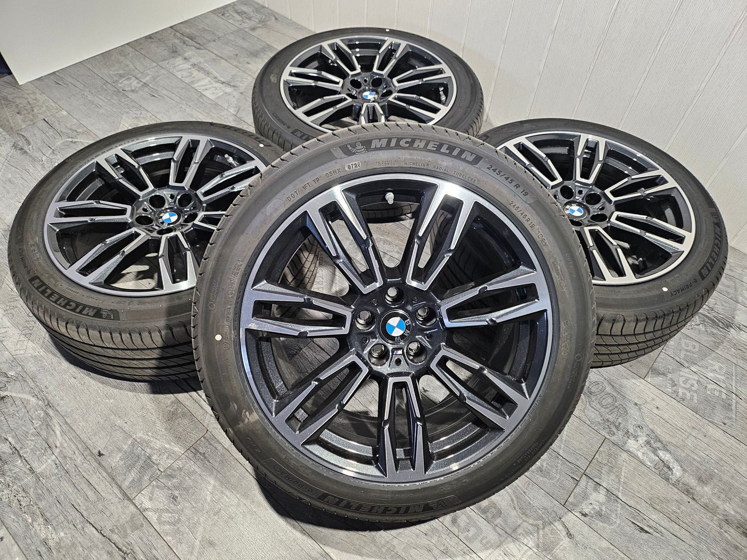 BMW 5er G60 G61 aktuelle Modelle 19 Zoll Original BMW Sommerräder Sommerreifen Alufelgen M Doppelspeiche 935