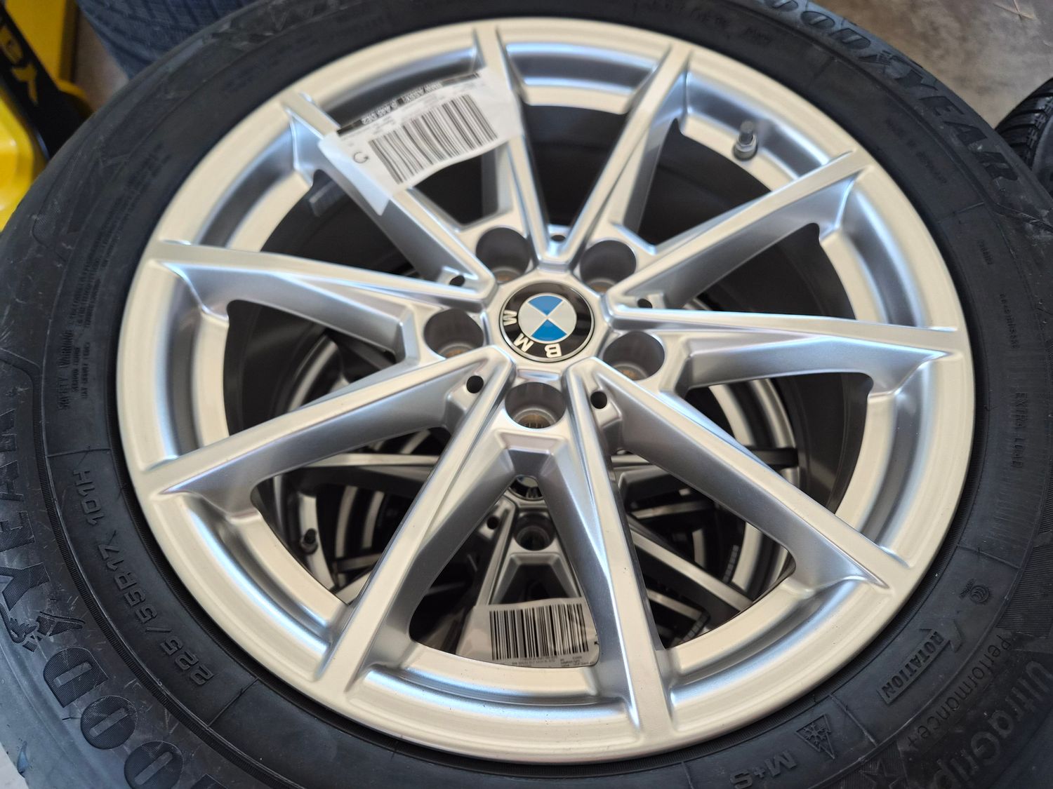 BMW Winterkompletträder für i4 Elektro und 4er G26 Gran Coupe 17 Zoll BMW V Speiche 851 fabrikneu