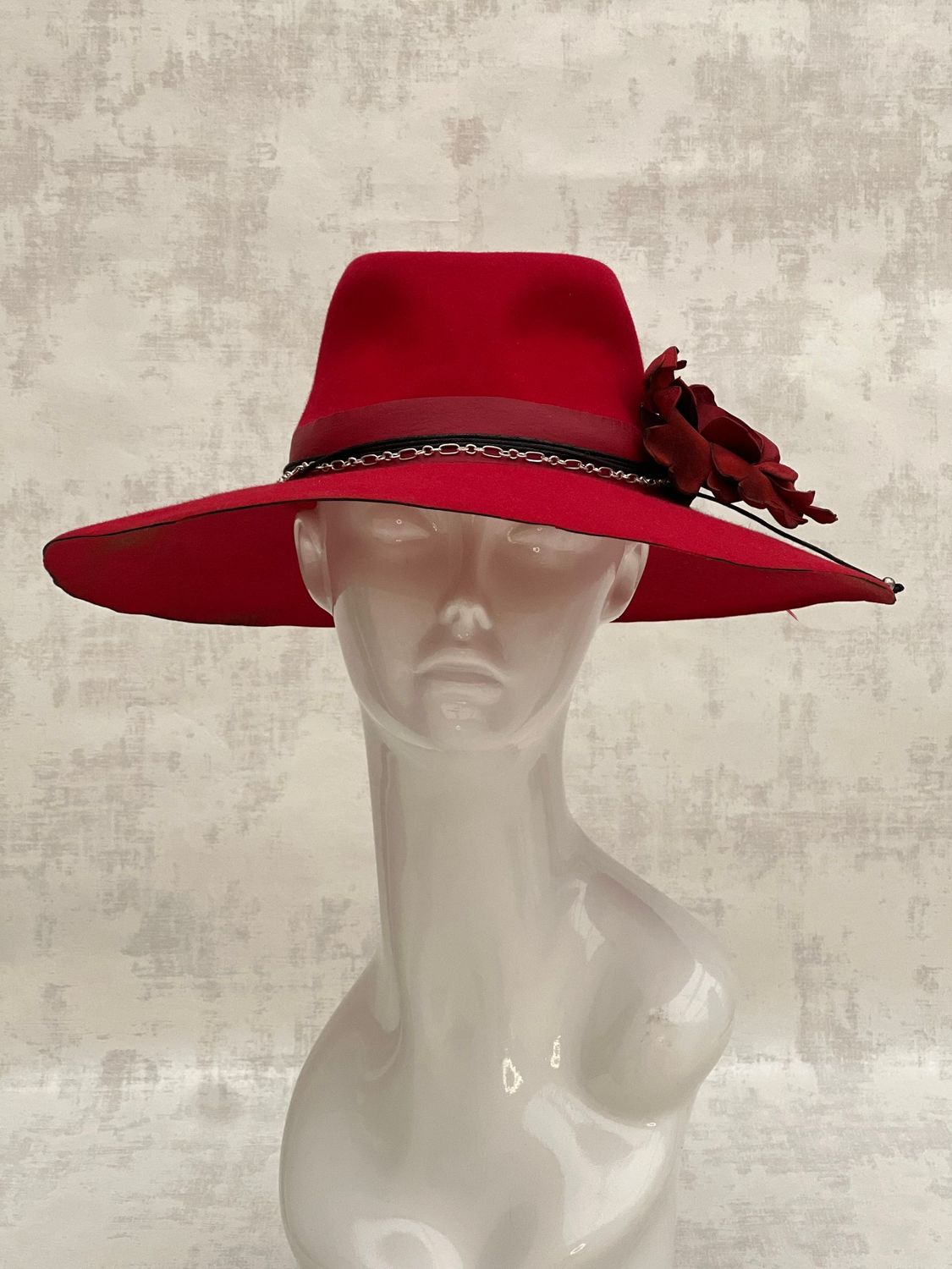 Fedora with narrow long centre valley size 56