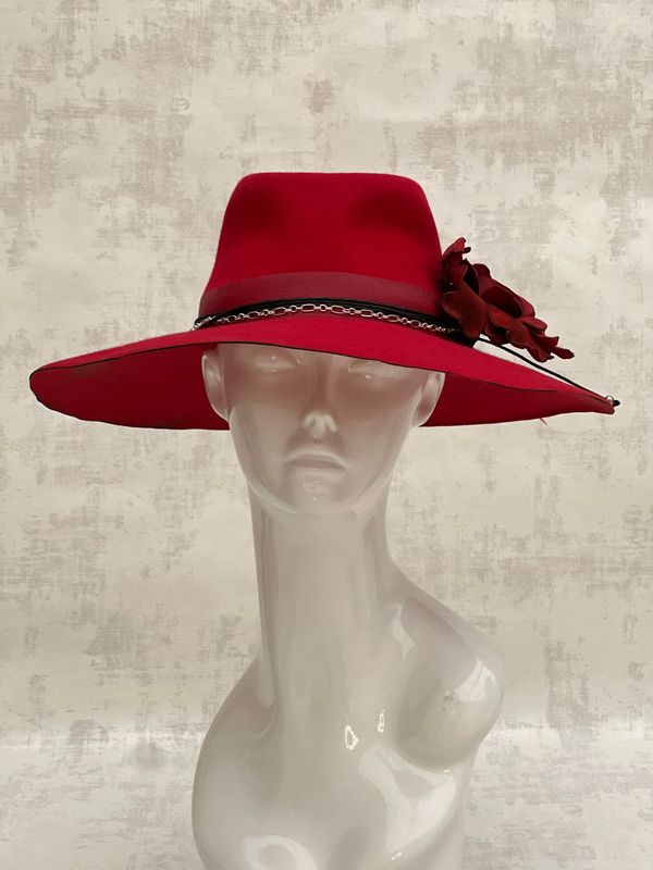 Fedora with narrow long centre valley size 56