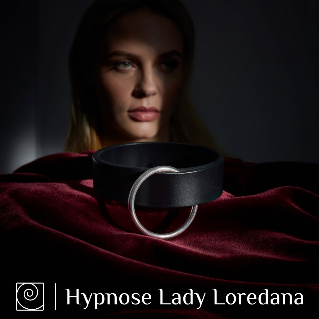 Erotische Session: Zum Köter gemacht: Dominantes Lederhalsband auf rotem Samt, Symbol für Kontrolle, Macht und Hingabe