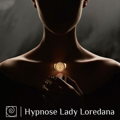 Dominante Silhouette mit goldenem Siegelring über Herz und Stirn – Cover „Das Siegel der Hingabe“. Lady Loredana 
