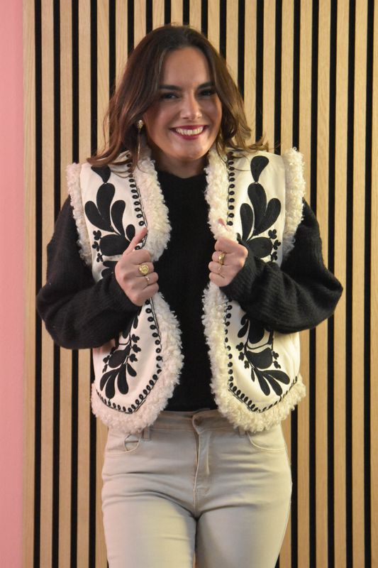 Gilet teddy geborduurd detail roomwit