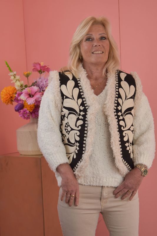 Gilet teddy geborduurd detail zwart