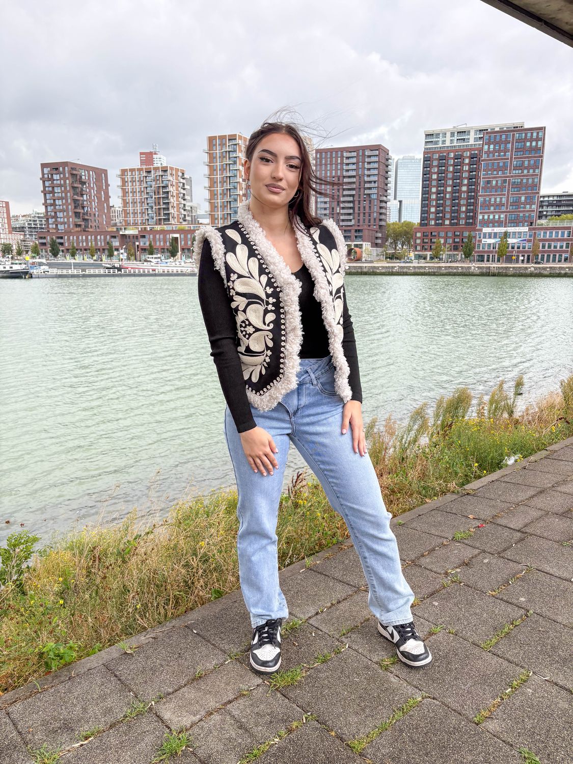 Gilet teddy geborduurd detail zwart