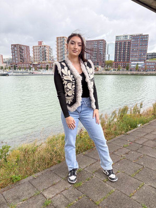 Gilet teddy geborduurd detail zwart